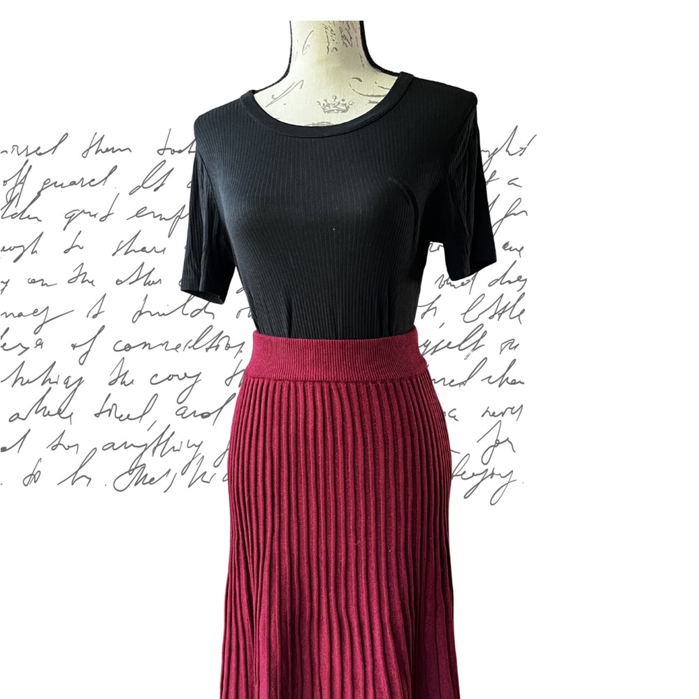 Ribbed Pleated Midi Skirt in Wine